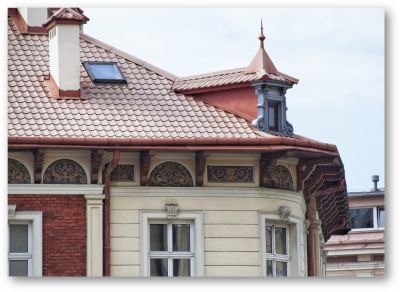 Zbliżenie fryzu z kamienicy przy ul. Sokoła 6. Fot. ze zbior&oacute;w Biura Miejskiego Konserwatora Zabytk&oacute;w